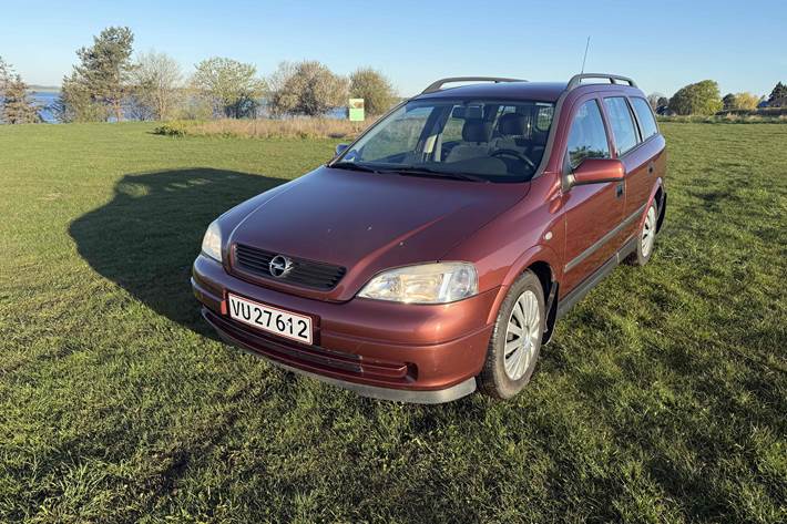 Rød Opel Astra fra 2001