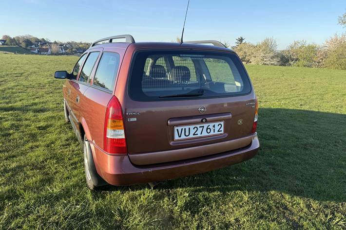 Rød Opel Astra fra 2001