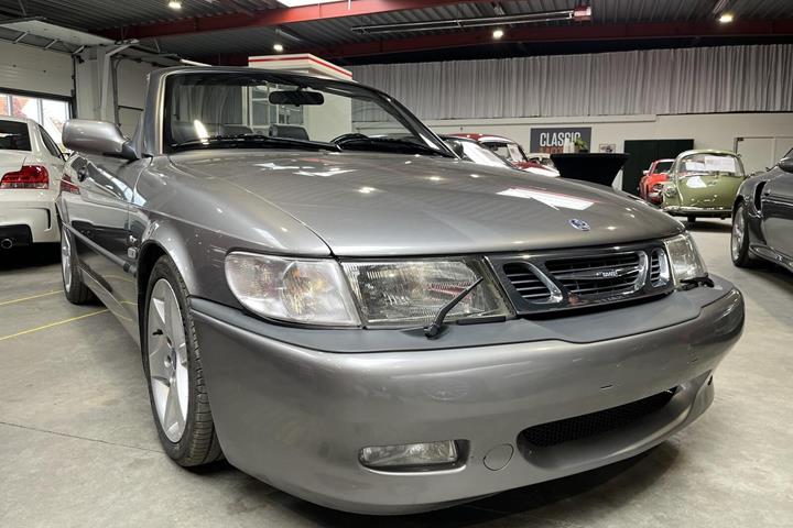 Sølv Saab 9-3 fra 2001 set udefra