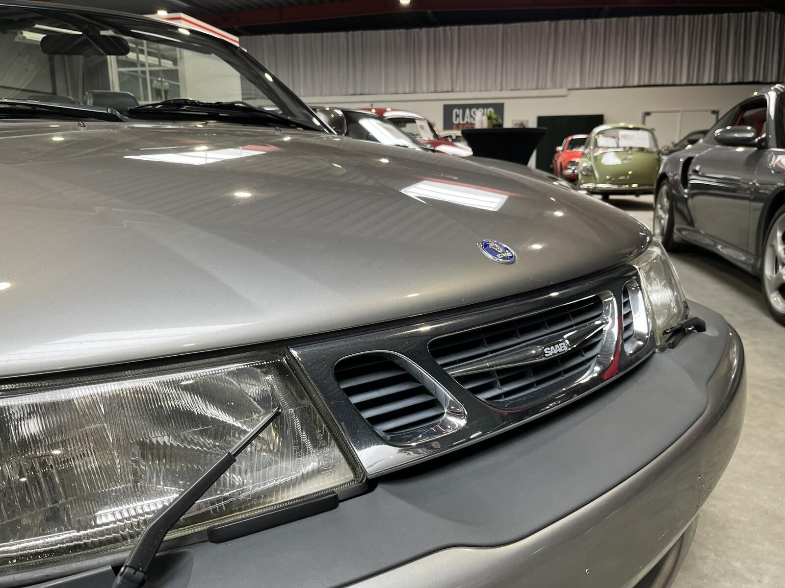 Sølv Saab 9-3 fra 2001 set udefra