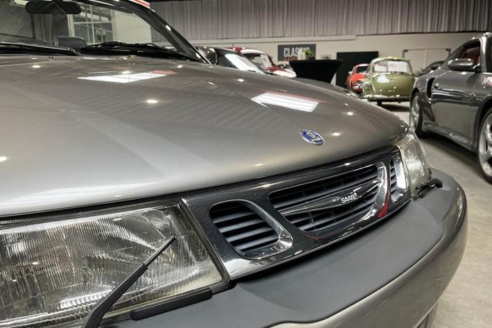 Sølv Saab 9-3 fra 2001 set udefra