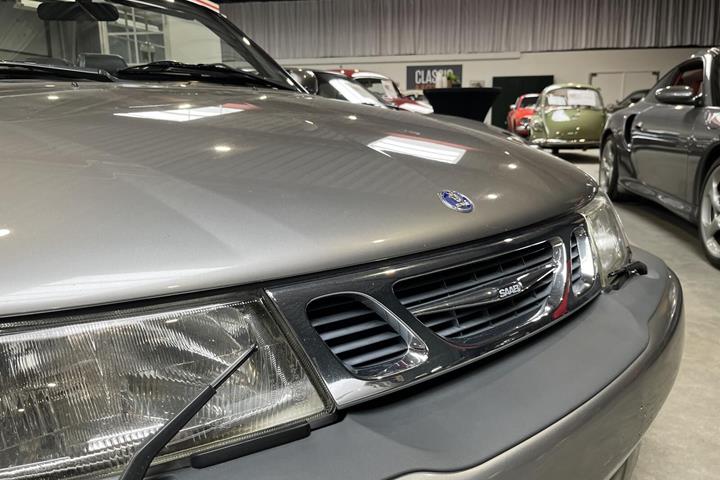Sølv Saab 9-3 fra 2001 set udefra