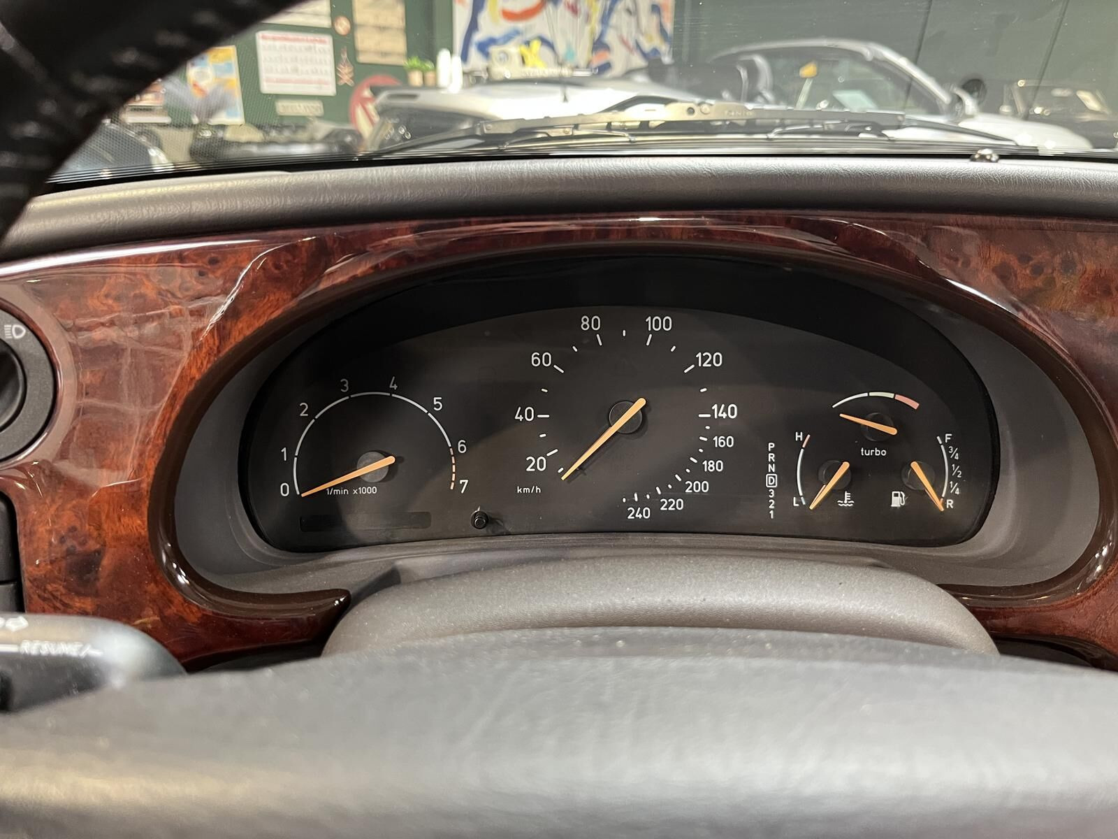 Sølv Saab 9-3 fra 2001 set indefra