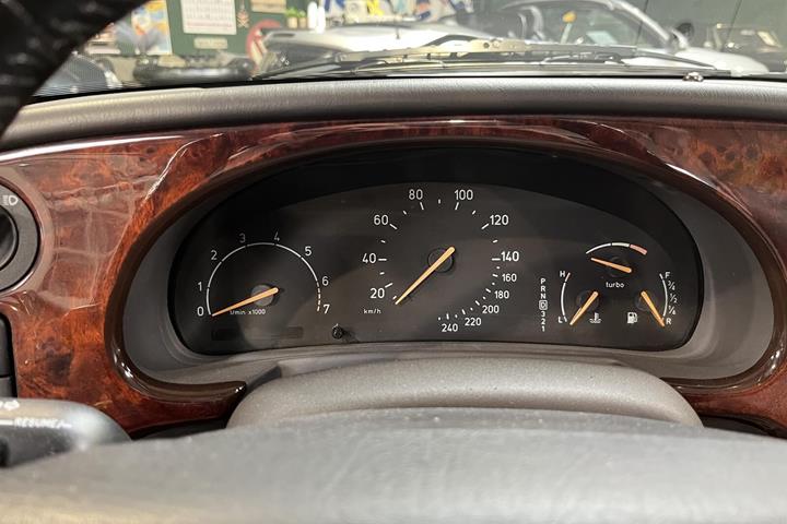 Sølv Saab 9-3 fra 2001 set indefra