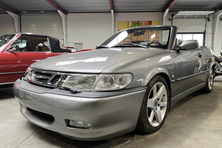 Sølv Saab 9-3 fra 2001 set udefra