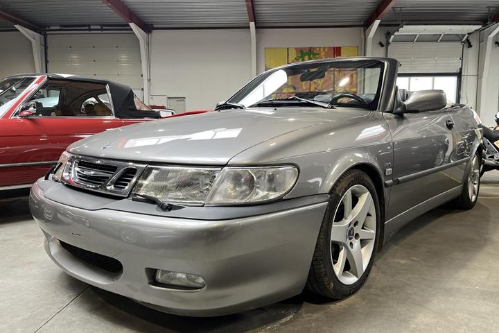 Sølv Saab 9-3 fra 2001 set udefra