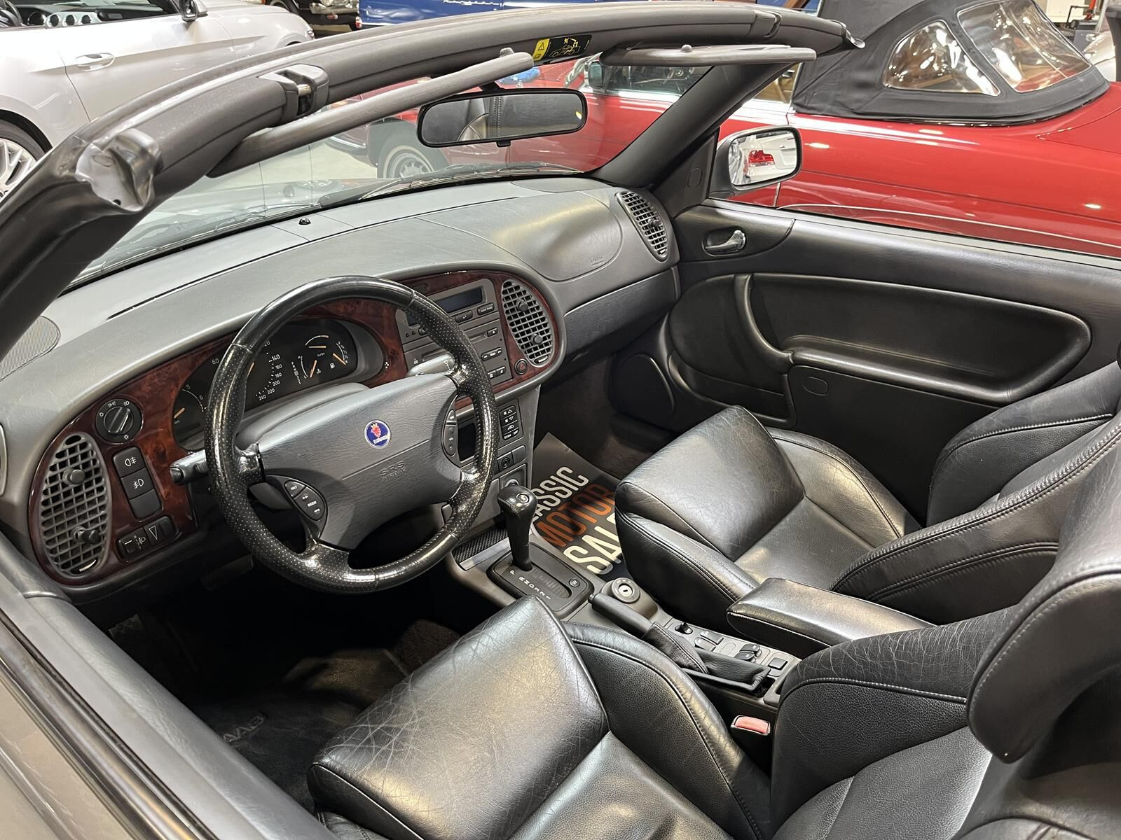 Sølv Saab 9-3 fra 2001 set indefra