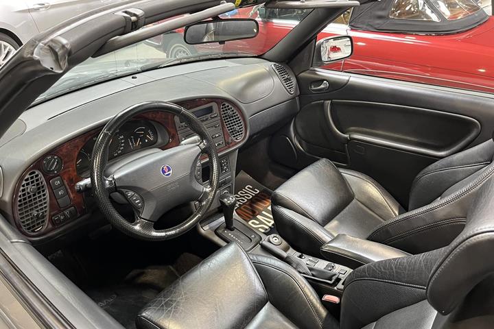 Sølv Saab 9-3 fra 2001 set indefra