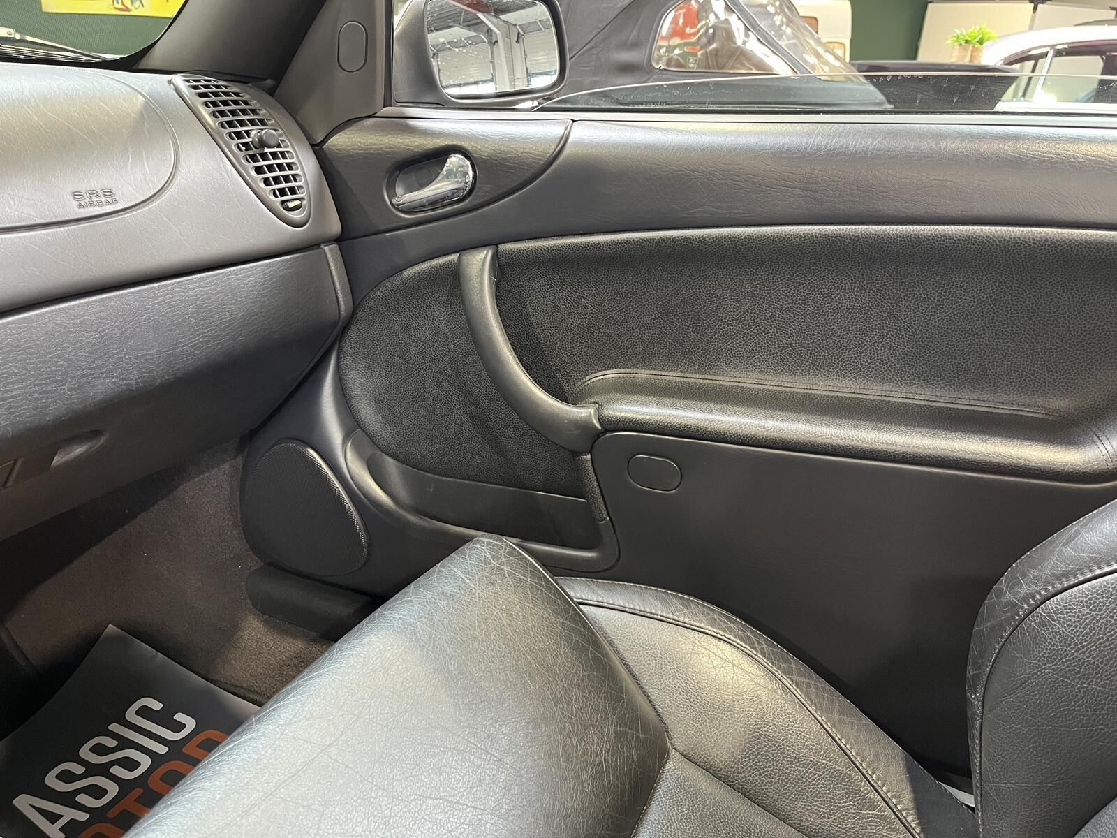 Sølv Saab 9-3 fra 2001 set indefra