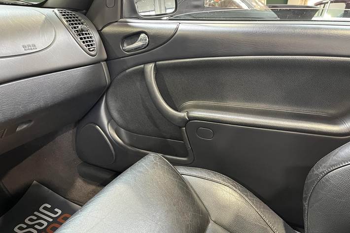 Sølv Saab 9-3 fra 2001 set indefra