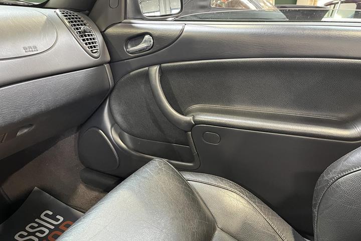 Sølv Saab 9-3 fra 2001 set indefra