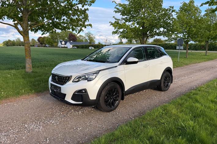 Hvid Peugeot 3008 fra 2017 set udefra