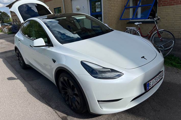 Hvid Tesla Model Y fra 2022