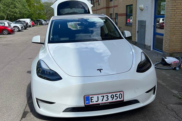 Hvid Tesla Model Y fra 2022