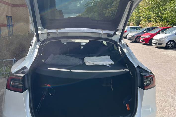 Hvid Tesla Model Y fra 2022