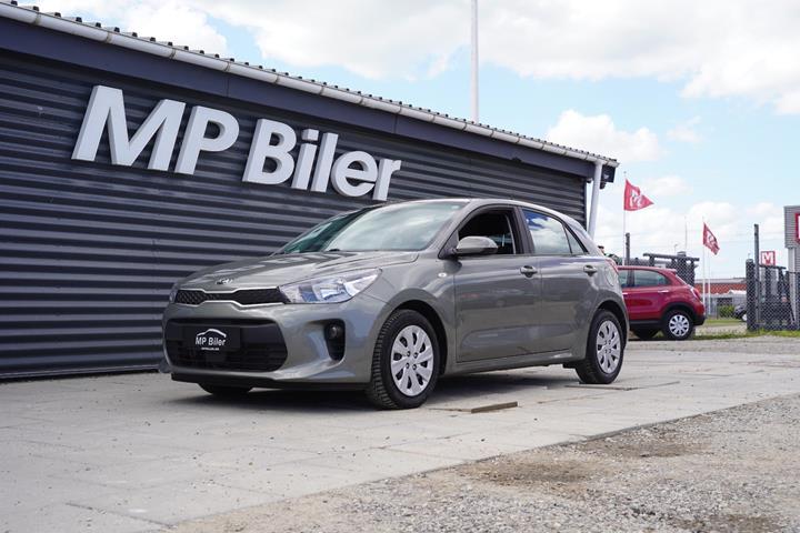 Grøn Kia Rio fra 2017 set udefra