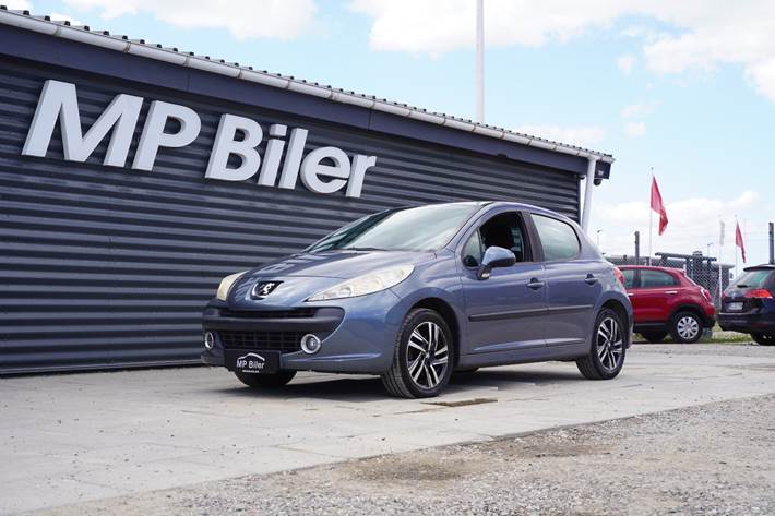 Grå Peugeot 207 fra 2007 set udefra