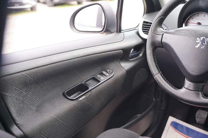 Grå Peugeot 207 fra 2007