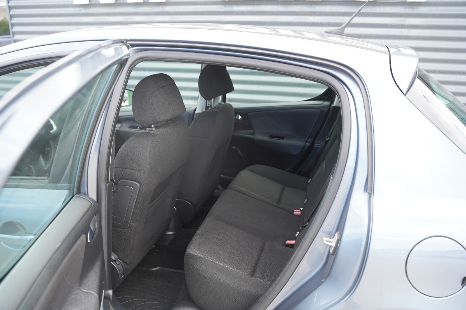 Grå Peugeot 207 fra 2007