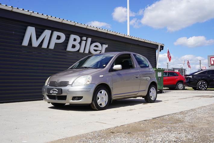 Beige Toyota Yaris fra 2005 set udefra