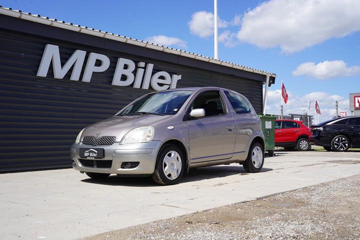 Beige Toyota Yaris fra 2005 set udefra