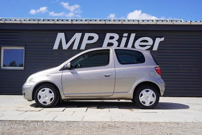 Beige Toyota Yaris fra 2005