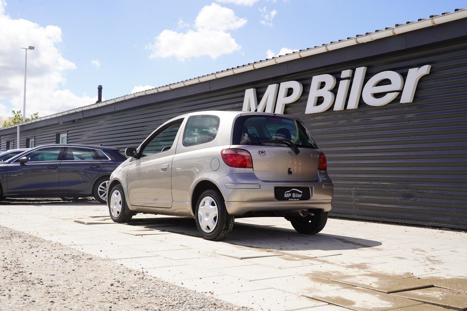 Beige Toyota Yaris fra 2005
