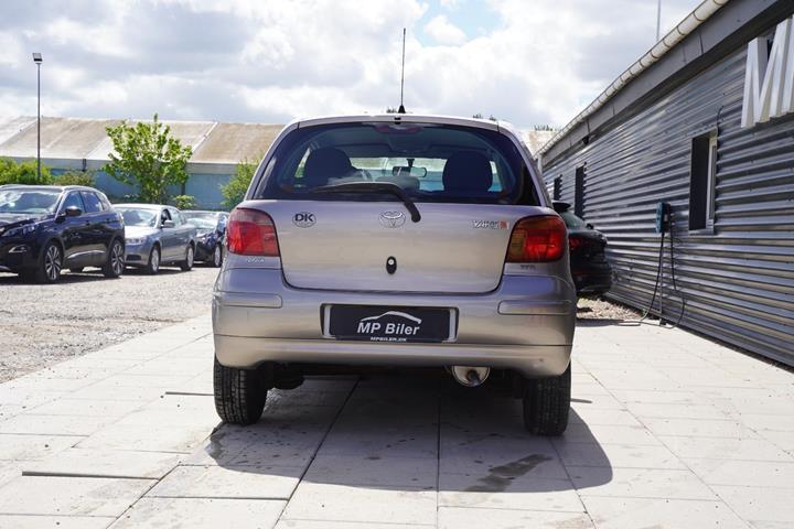 Beige Toyota Yaris fra 2005