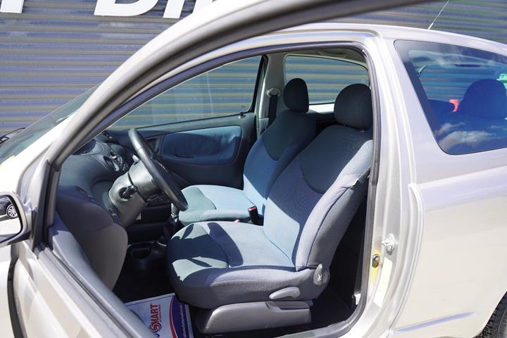 Beige Toyota Yaris fra 2005