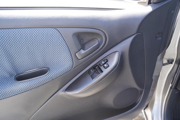 Beige Toyota Yaris fra 2005