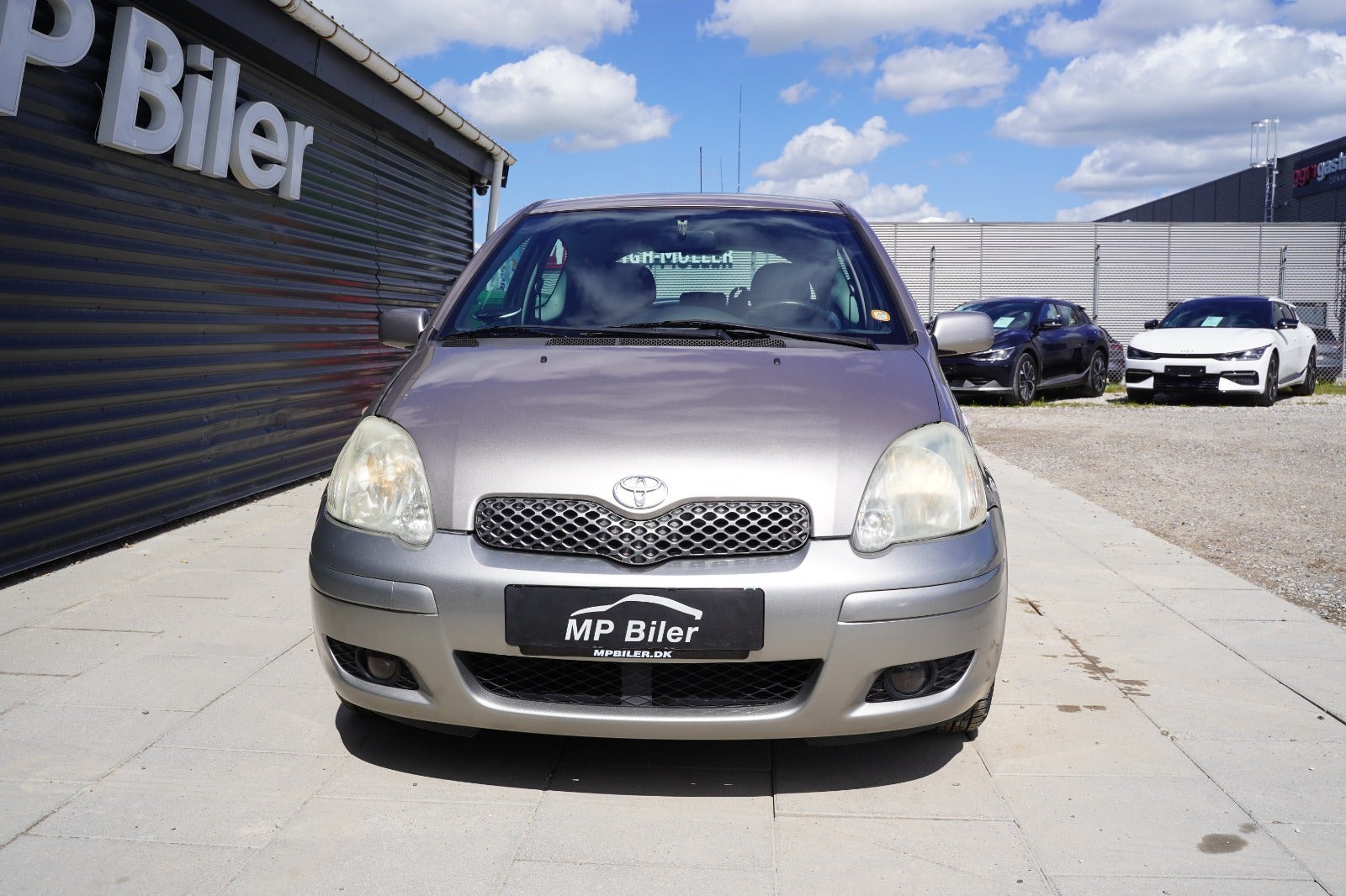 Beige Toyota Yaris fra 2005