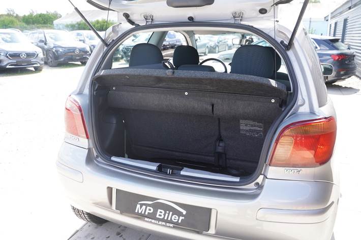 Beige Toyota Yaris fra 2005