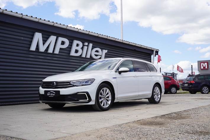Hvid VW Passat fra 2021 set udefra