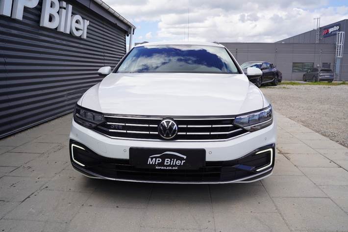 Hvid VW Passat fra 2021