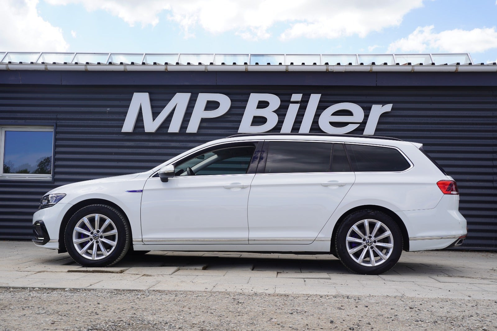 Hvid VW Passat fra 2021