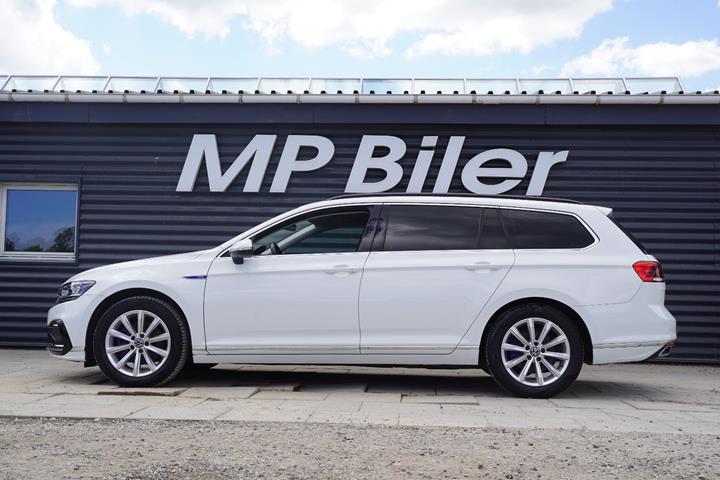 Hvid VW Passat fra 2021