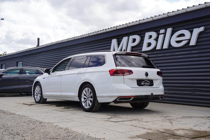 Hvid VW Passat fra 2021