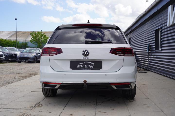 Hvid VW Passat fra 2021