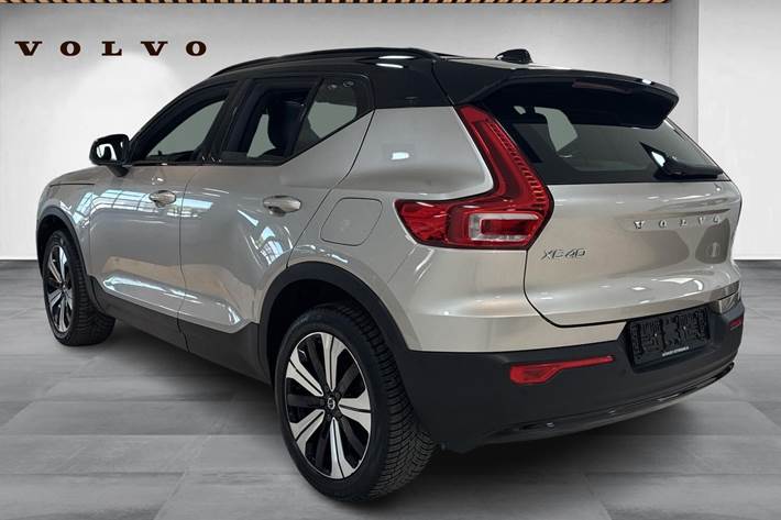 Orange Volvo XC40 fra 2023