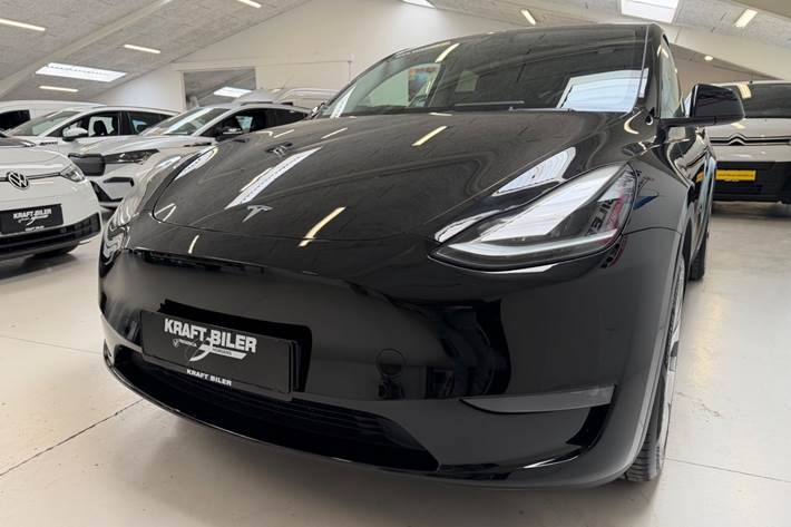 Sort Tesla Model Y fra 2023