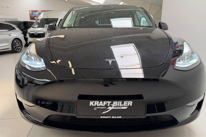 Sort Tesla Model Y fra 2023