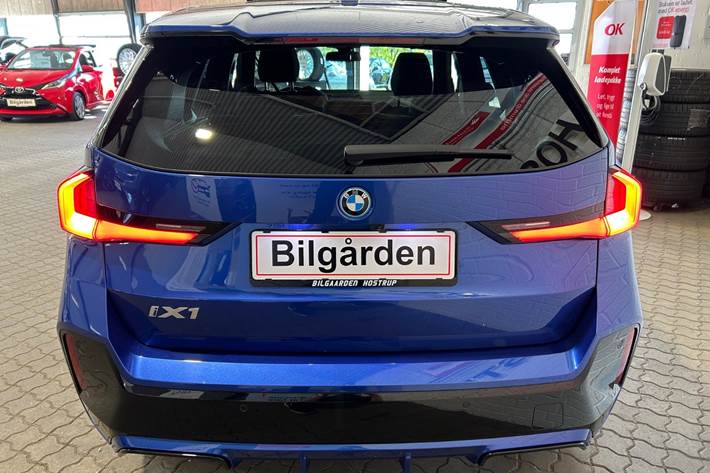 Blå BMW iX1 fra 2024