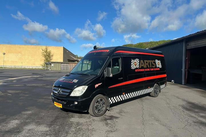 Sort Mercedes Sprinter 318 fra 2007 set udefra