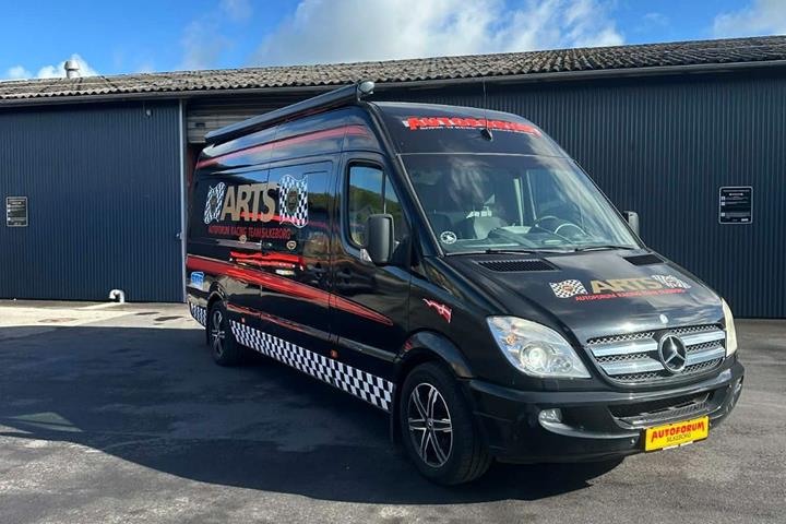 Sort Mercedes Sprinter 318 fra 2007 set udefra