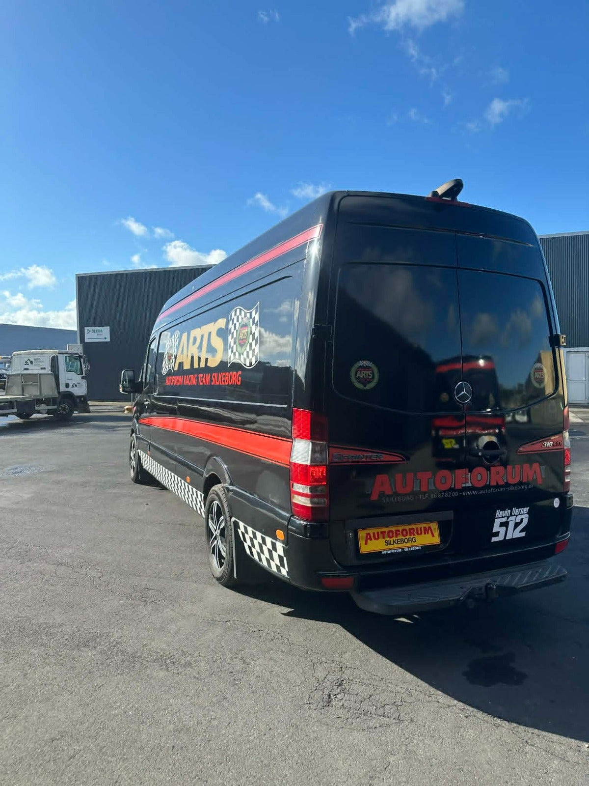 Sort Mercedes Sprinter 318 fra 2007 set udefra