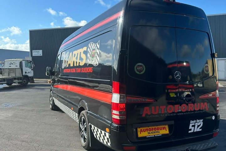 Sort Mercedes Sprinter 318 fra 2007 set udefra