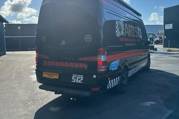 Sort Mercedes Sprinter 318 fra 2007 set udefra