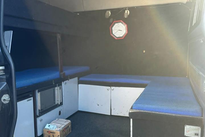 Sort Mercedes Sprinter 318 fra 2007 set indefra
