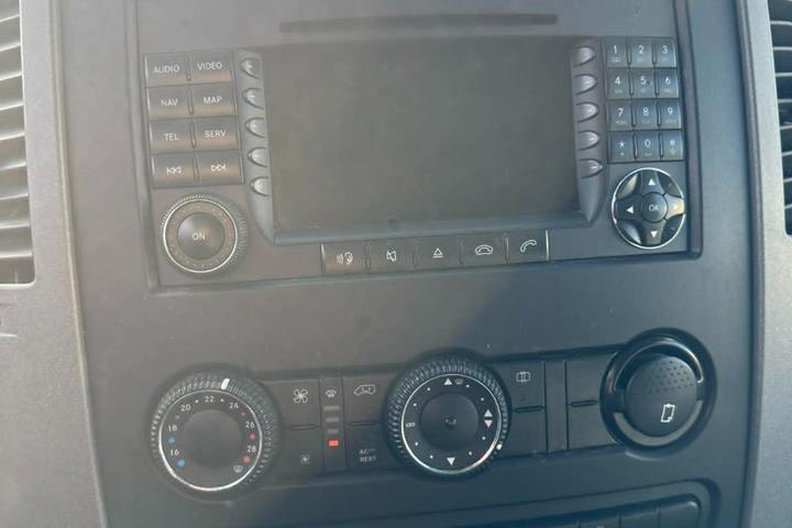 Sort Mercedes Sprinter 318 fra 2007 set indefra