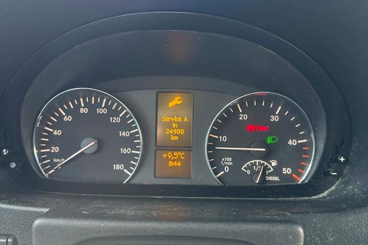 Sort Mercedes Sprinter 318 fra 2007 set indefra